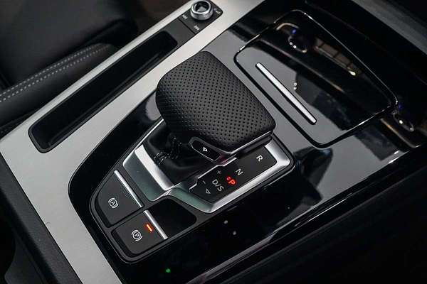 2025 Audi Q5 55 TFSI e S line FY