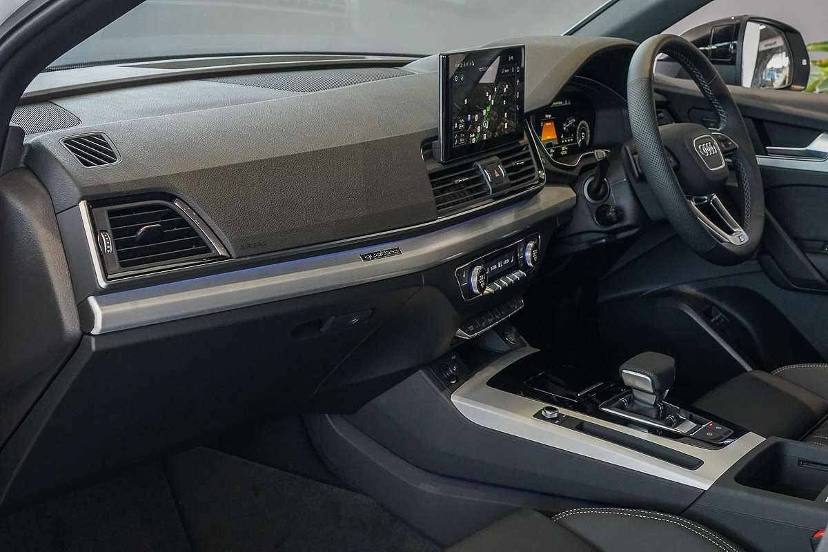 2025 Audi Q5 55 TFSI e S line FY