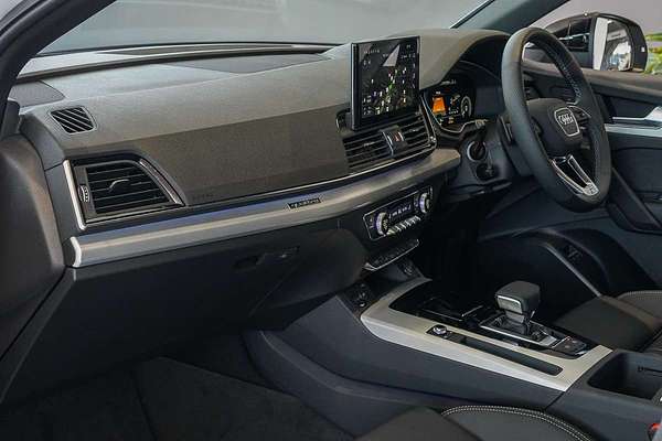 2025 Audi Q5 55 TFSI e S line FY