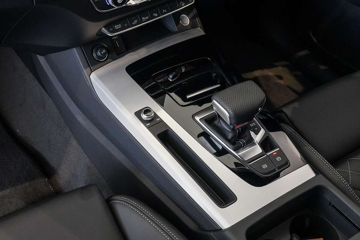2025 Audi Q5 55 TFSI e S line FY