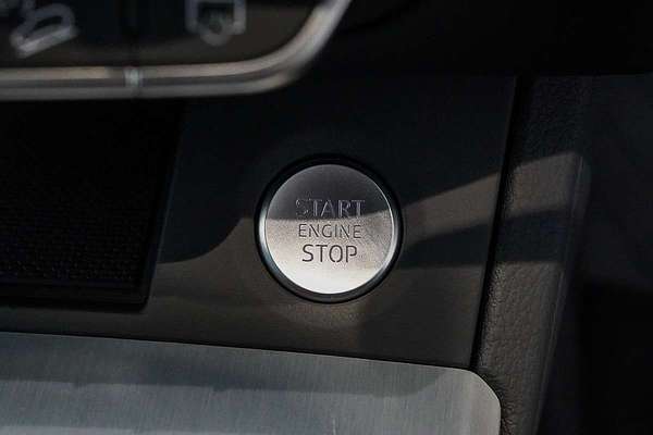 2025 Audi Q5 55 TFSI e S line FY