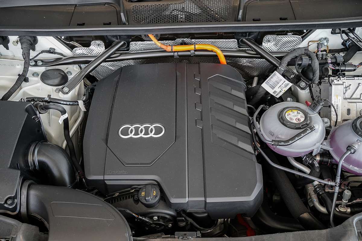 2025 Audi Q5 55 TFSI e S line FY