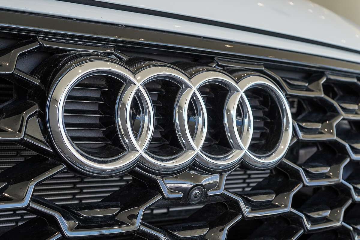 2025 Audi Q5 55 TFSI e S line FY