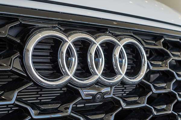 2025 Audi Q5 55 TFSI e S line FY