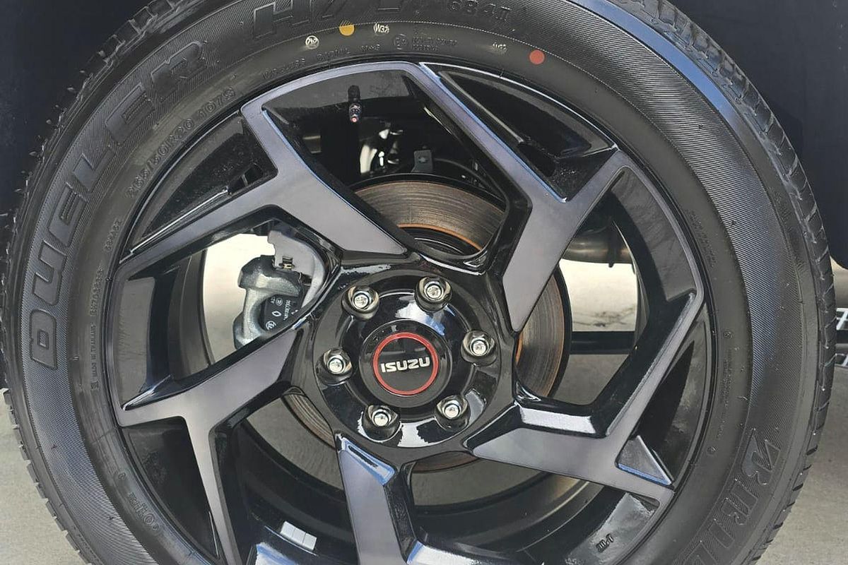 2025 Isuzu MU-X X-TERRAIN