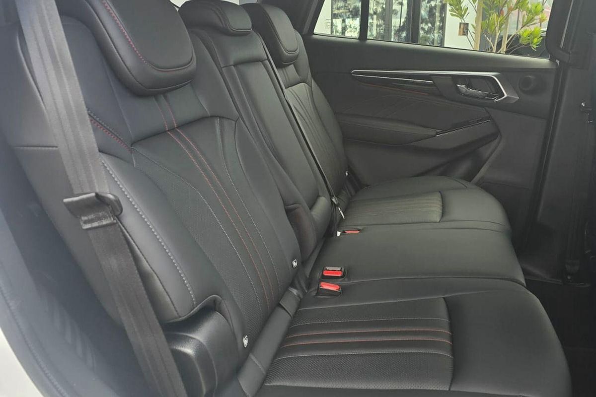 2025 Isuzu MU-X X-TERRAIN