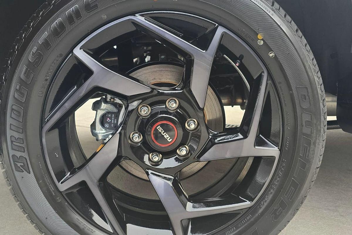 2025 Isuzu MU-X X-TERRAIN