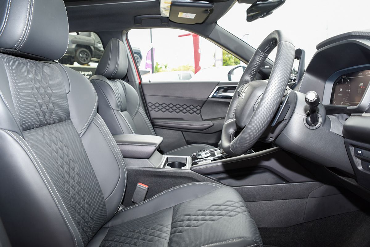 2025 Mitsubishi Outlander PHEV GSR ZM