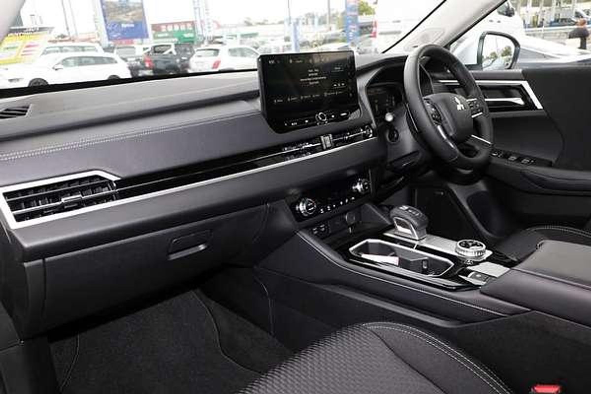 2025 Mitsubishi Outlander ES ZM