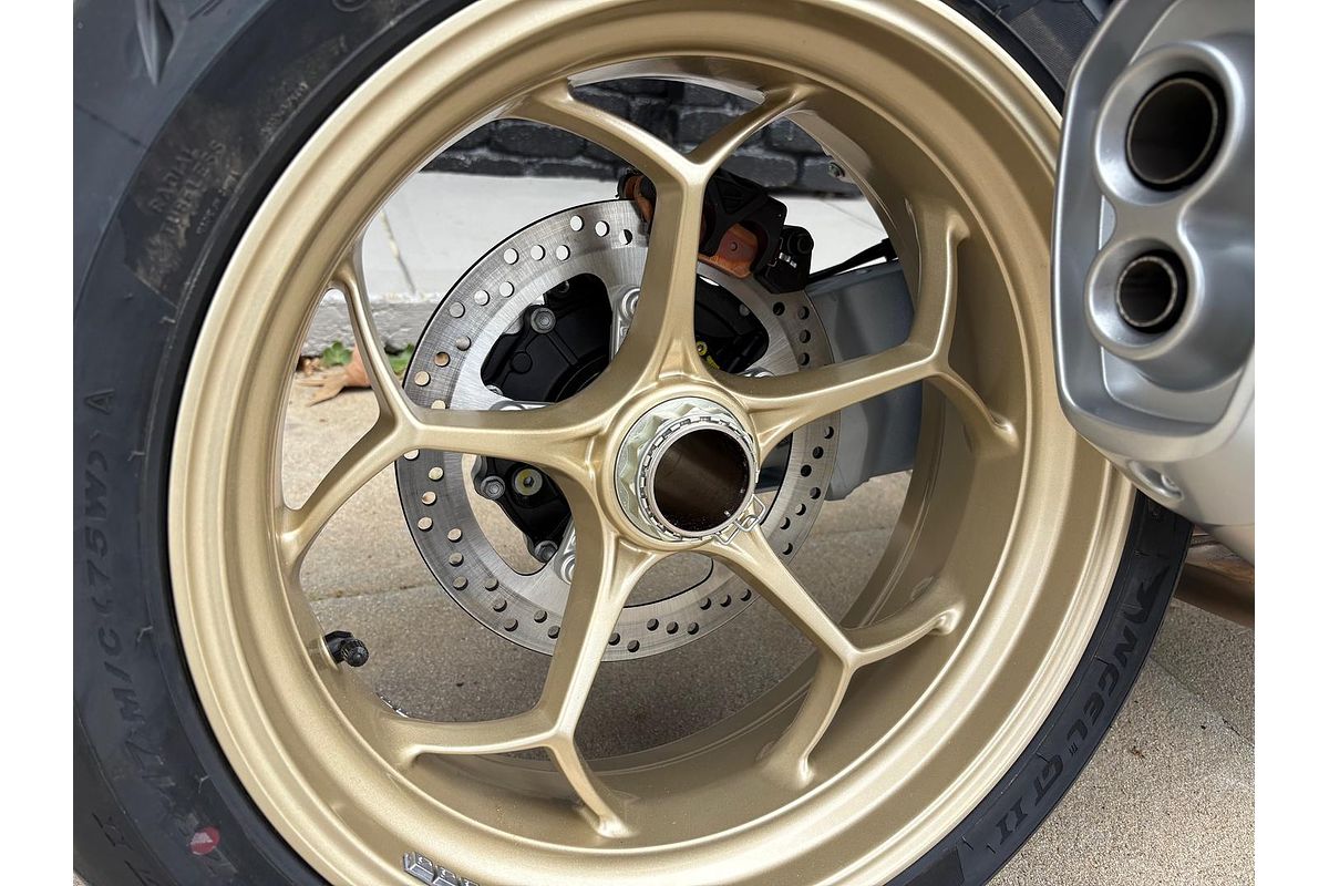 2025 Moto Guzzi V100 Mandello V100