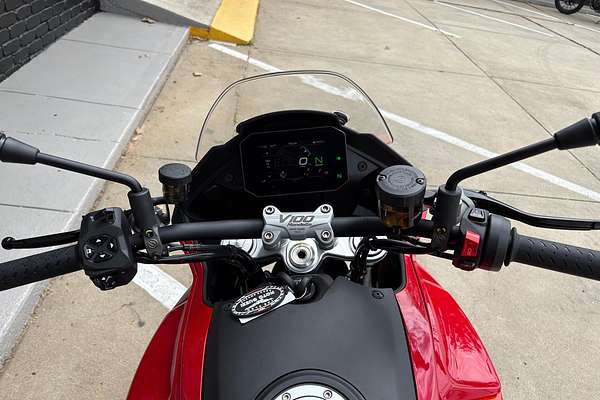 2025 Moto Guzzi V100 Mandello V100