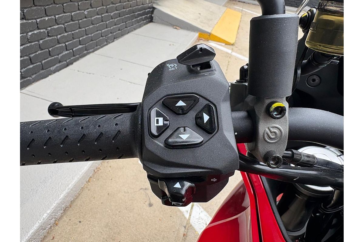 2025 Moto Guzzi V100 Mandello V100