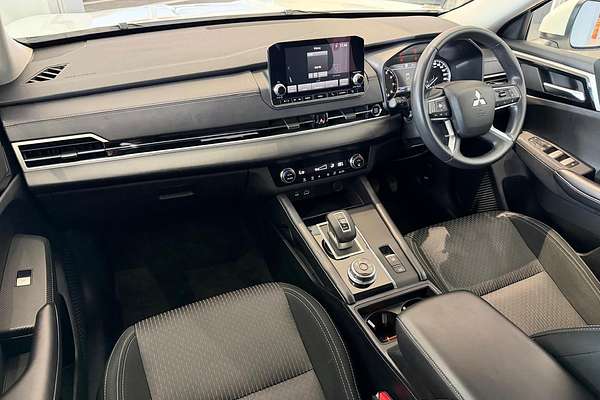 2024 Mitsubishi Outlander ES ZM