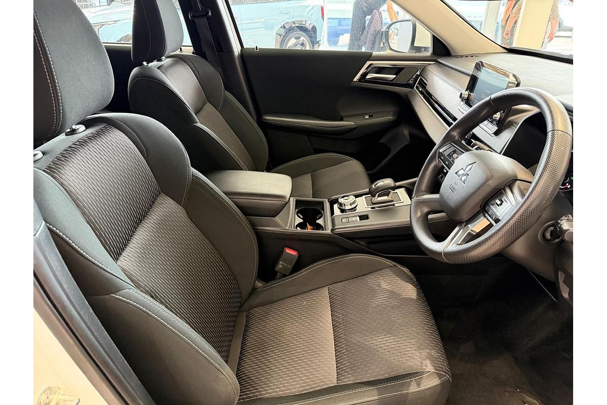 2024 Mitsubishi Outlander ES ZM