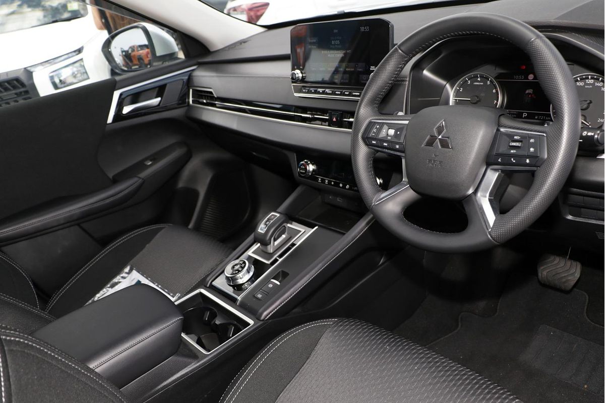 2024 Mitsubishi Outlander LS ZM