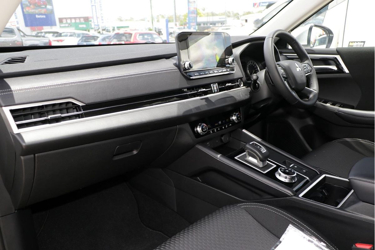 2024 Mitsubishi Outlander LS ZM