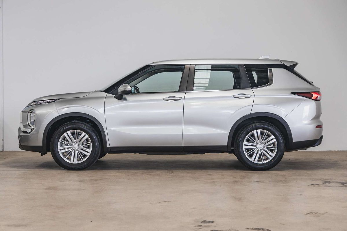 2023 Mitsubishi Outlander ES ZM