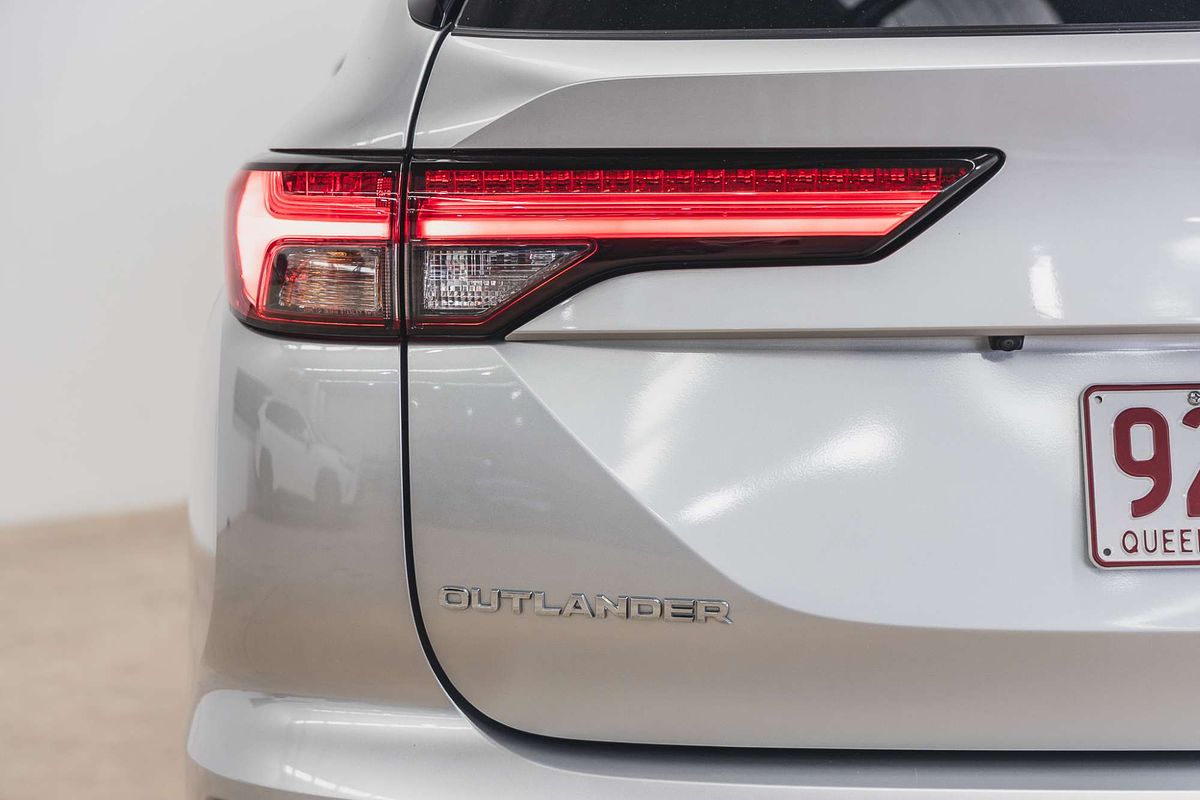 2023 Mitsubishi Outlander ES ZM