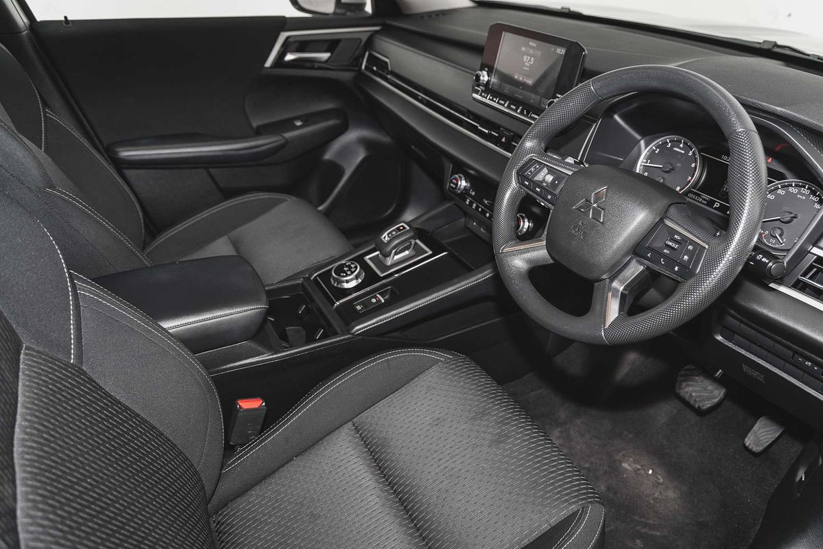 2023 Mitsubishi Outlander ES ZM