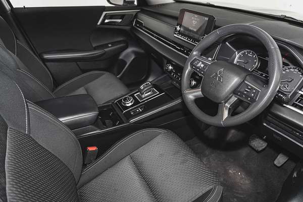 2023 Mitsubishi Outlander ES ZM