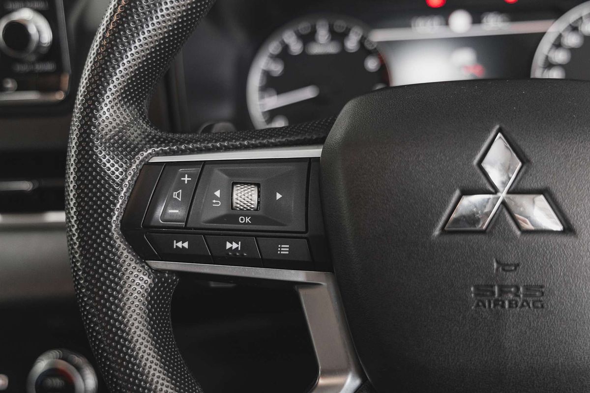 2023 Mitsubishi Outlander ES ZM