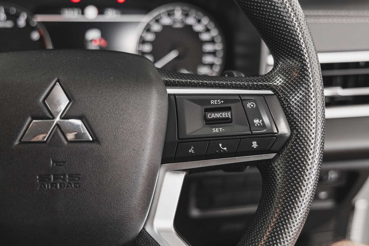 2023 Mitsubishi Outlander ES ZM