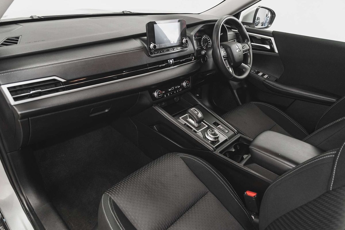 2023 Mitsubishi Outlander ES ZM