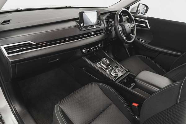 2023 Mitsubishi Outlander ES ZM