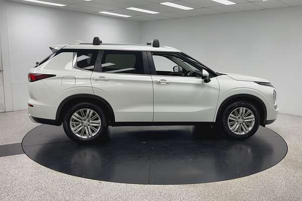 2023 Mitsubishi Outlander LS ZM