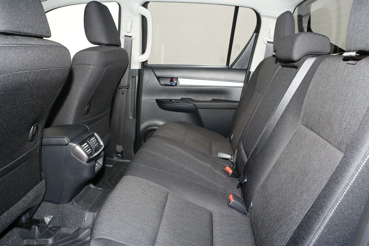 2025 Toyota Hilux SR5 48V GUN126R 4X4