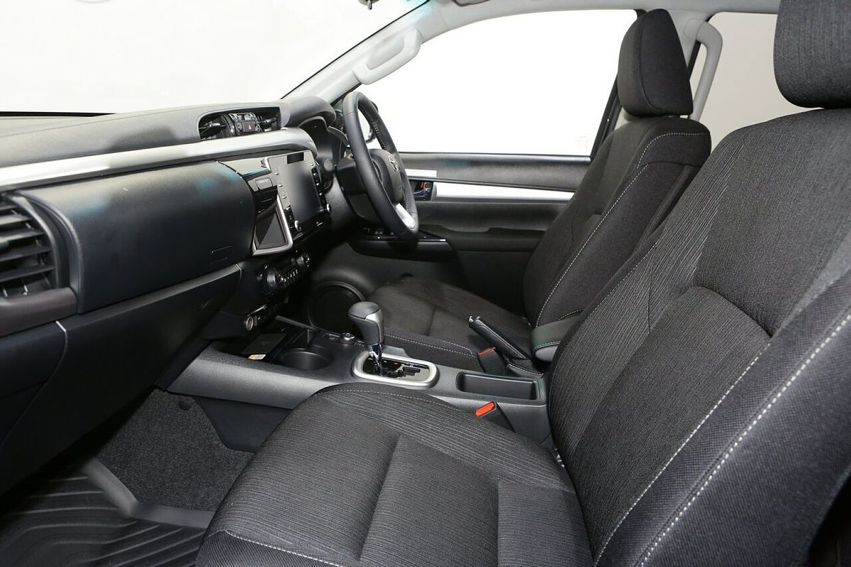 2025 Toyota Hilux SR5 48V GUN126R 4X4