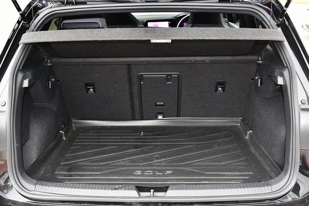 2023 Volkswagen Golf 110TSI R-Line 8