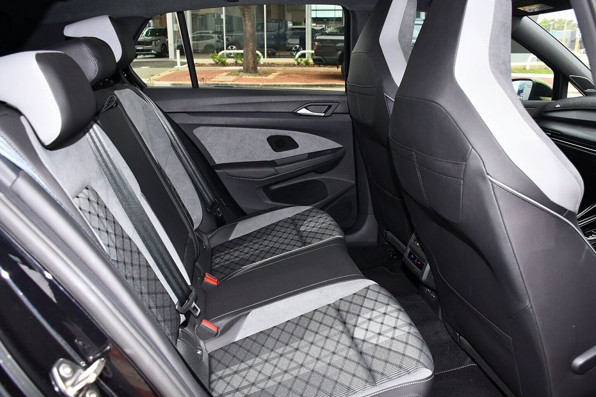 2023 Volkswagen Golf 110TSI R-Line 8