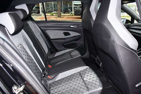 2023 Volkswagen Golf 110TSI R-Line 8