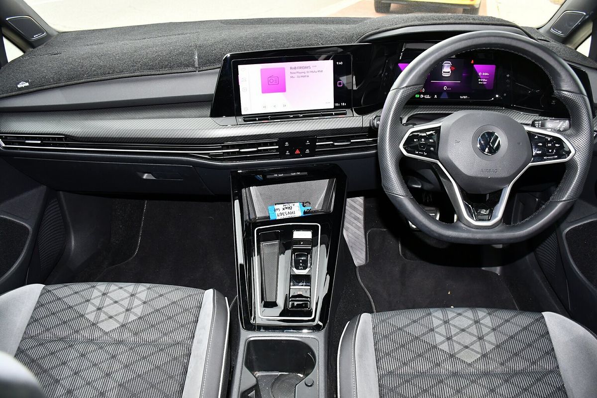 2023 Volkswagen Golf 110TSI R-Line 8