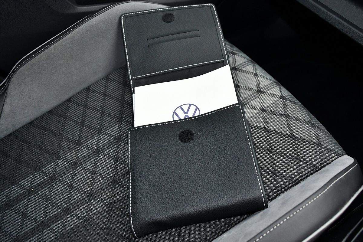 2023 Volkswagen Golf 110TSI R-Line 8