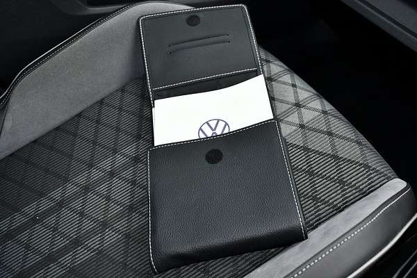 2023 Volkswagen Golf 110TSI R-Line 8