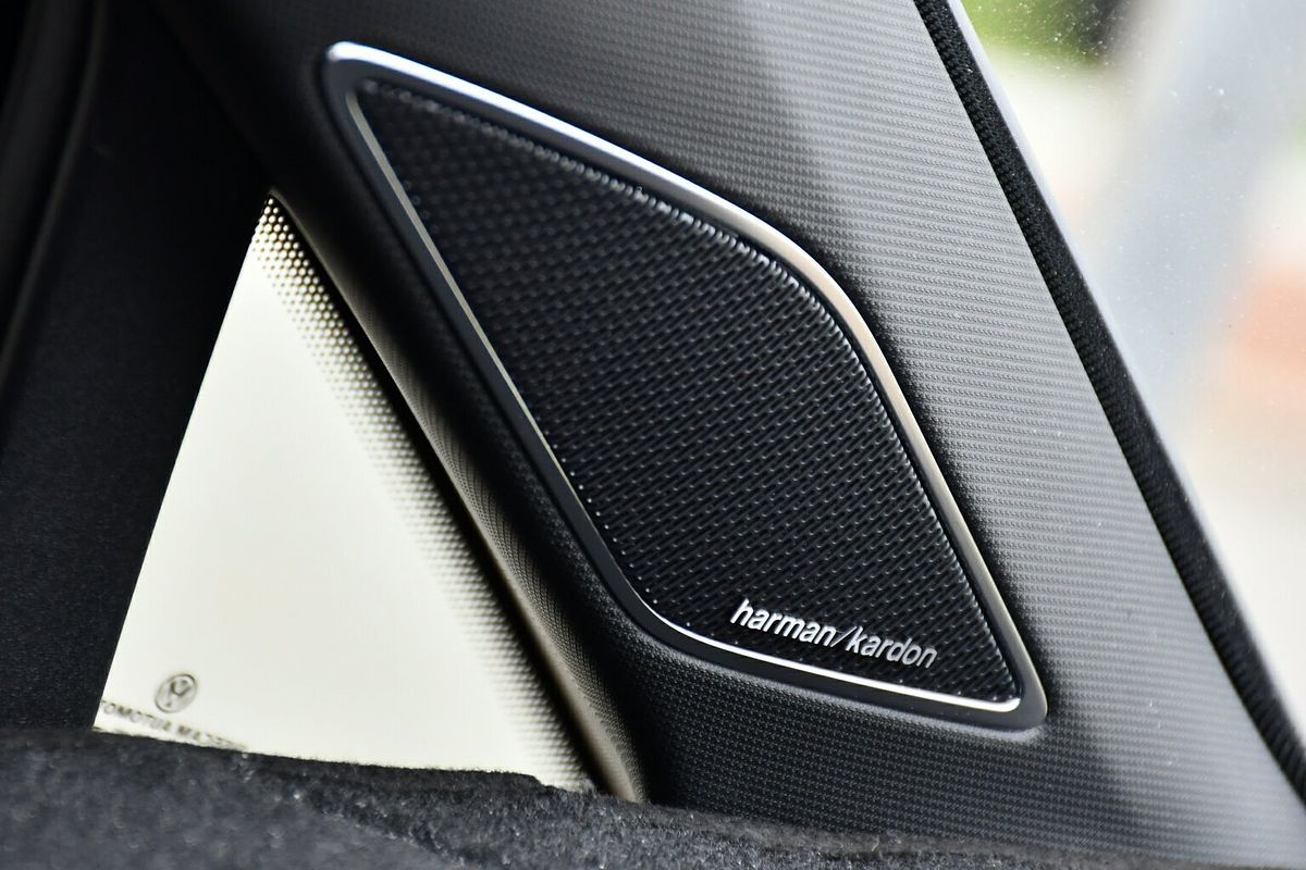 2023 Volkswagen Golf 110TSI R-Line 8