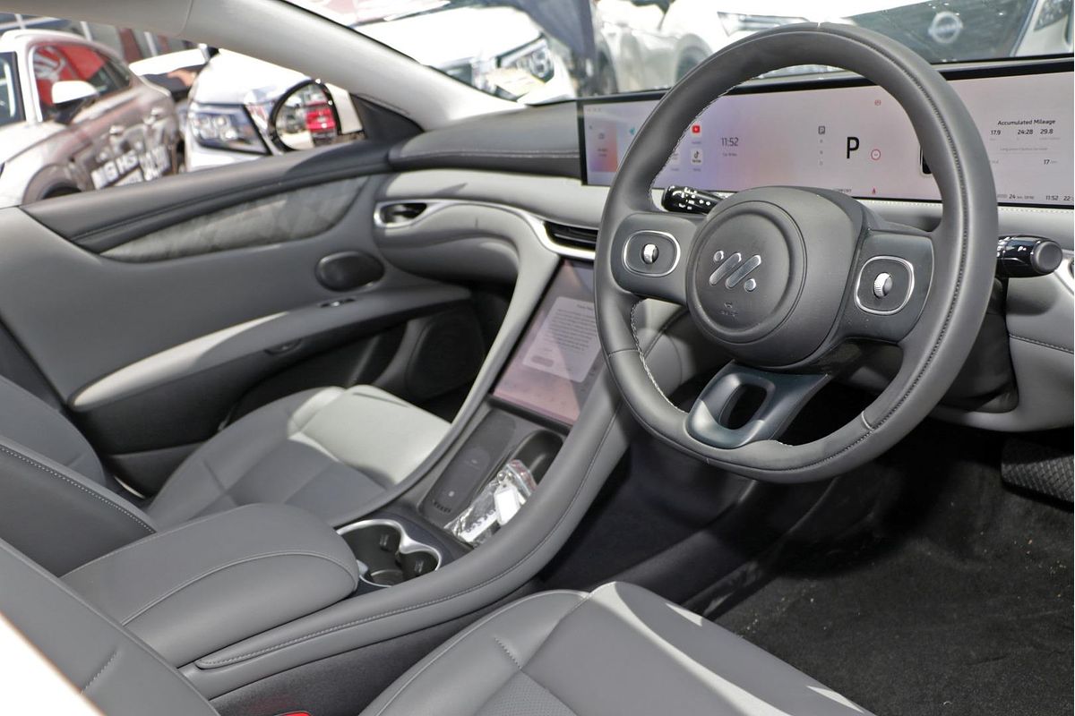 2025 MG IM5 Platinum P12L