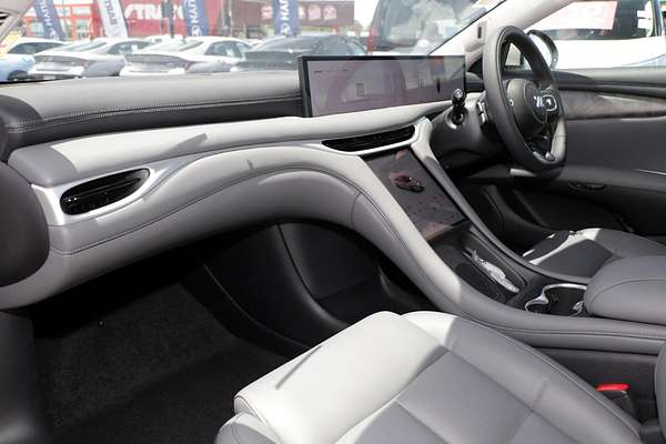 2025 MG IM5 Platinum P12L