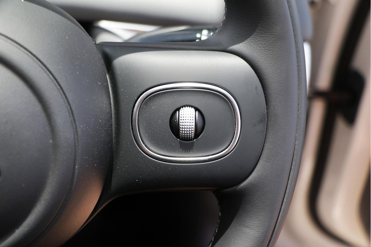 2025 MG IM5 Platinum P12L