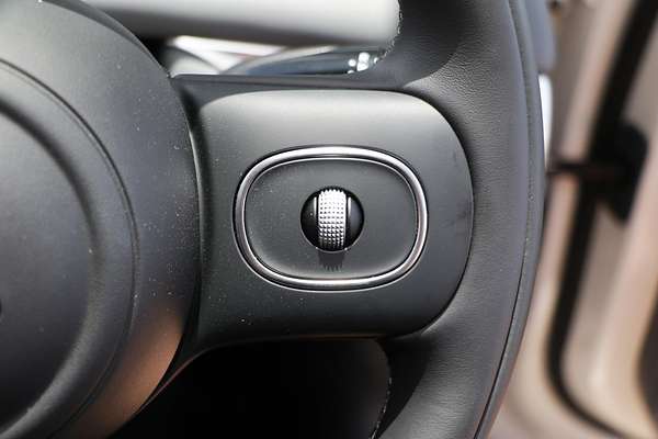 2025 MG IM5 Platinum P12L