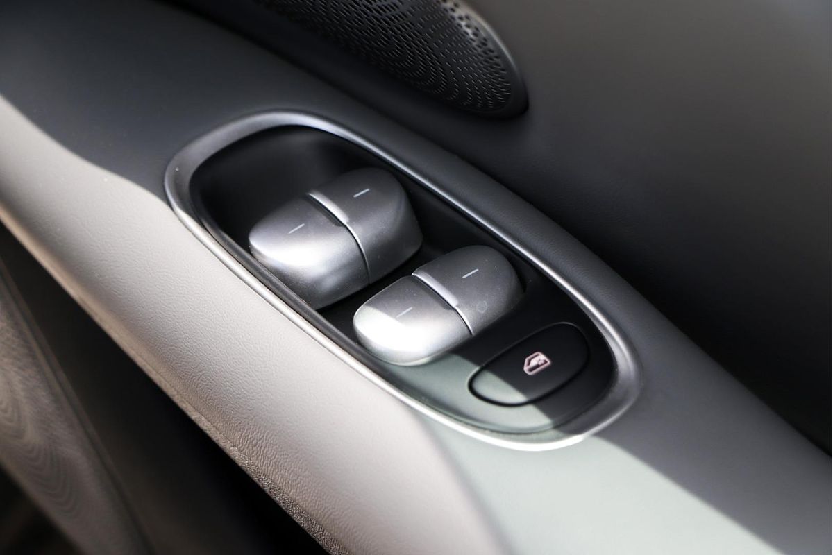 2025 MG IM5 Platinum P12L