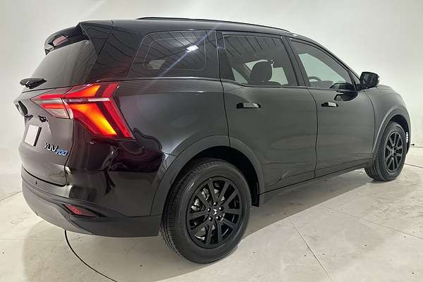 2024 Mahindra XUV700 AX7