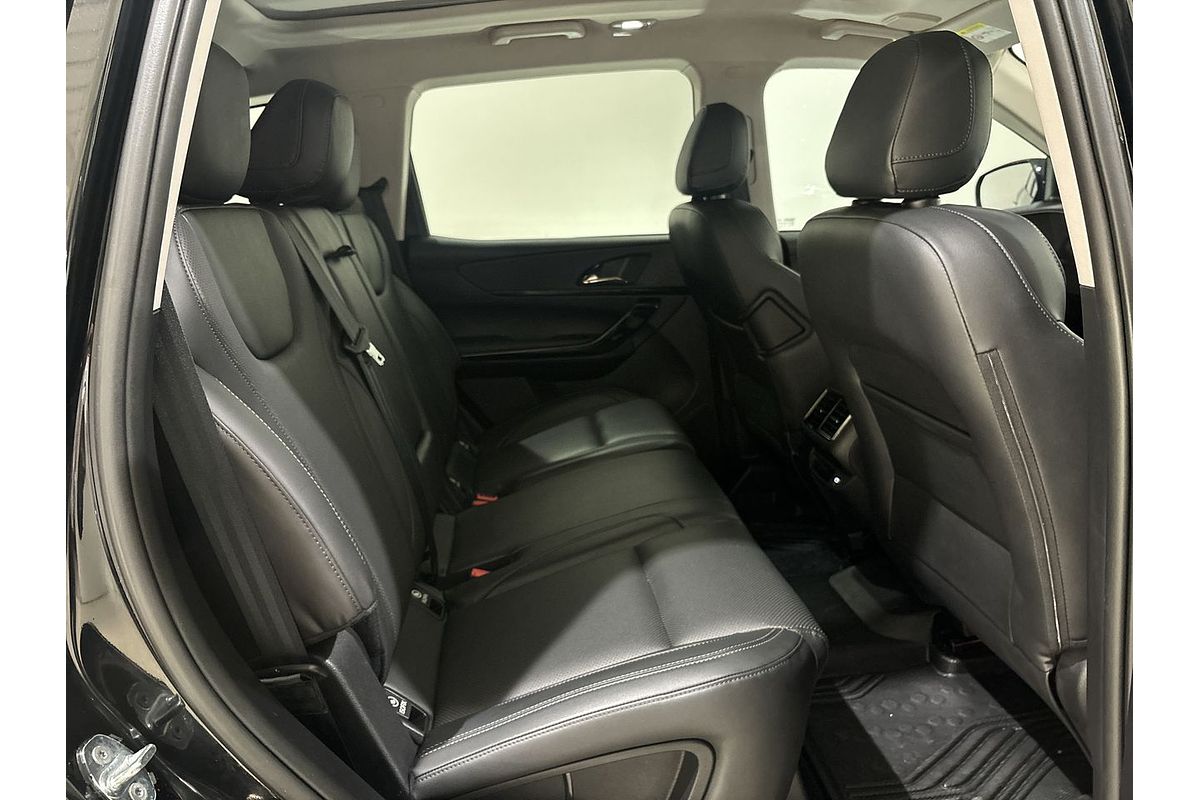 2024 Mahindra XUV700 AX7