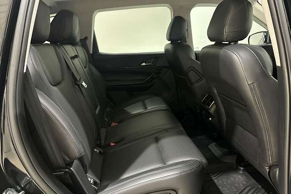 2024 Mahindra XUV700 AX7