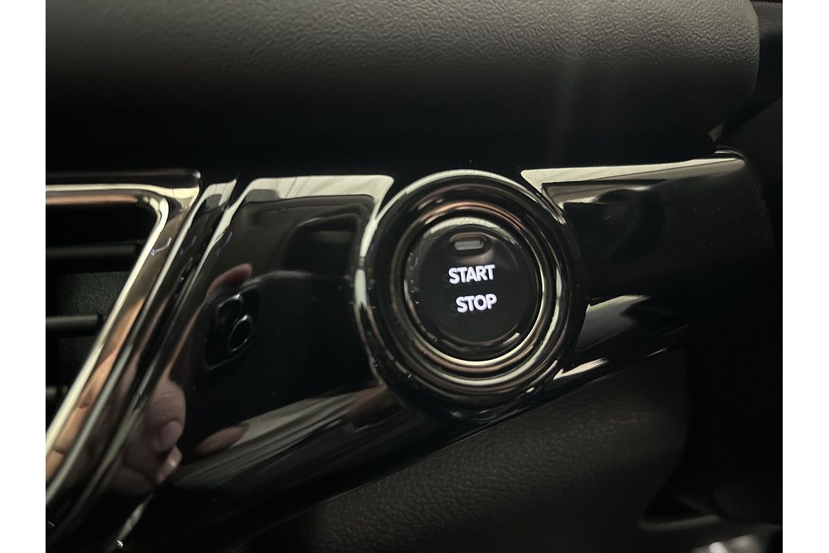 2024 Mahindra XUV700 AX7