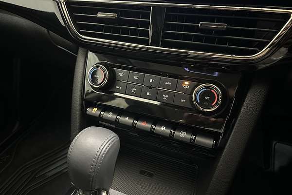 2024 Mahindra XUV700 AX7