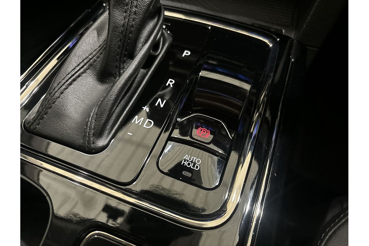 2024 Mahindra XUV700 AX7