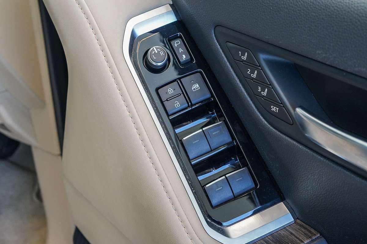 2021 Toyota Landcruiser Sahara FJA300R